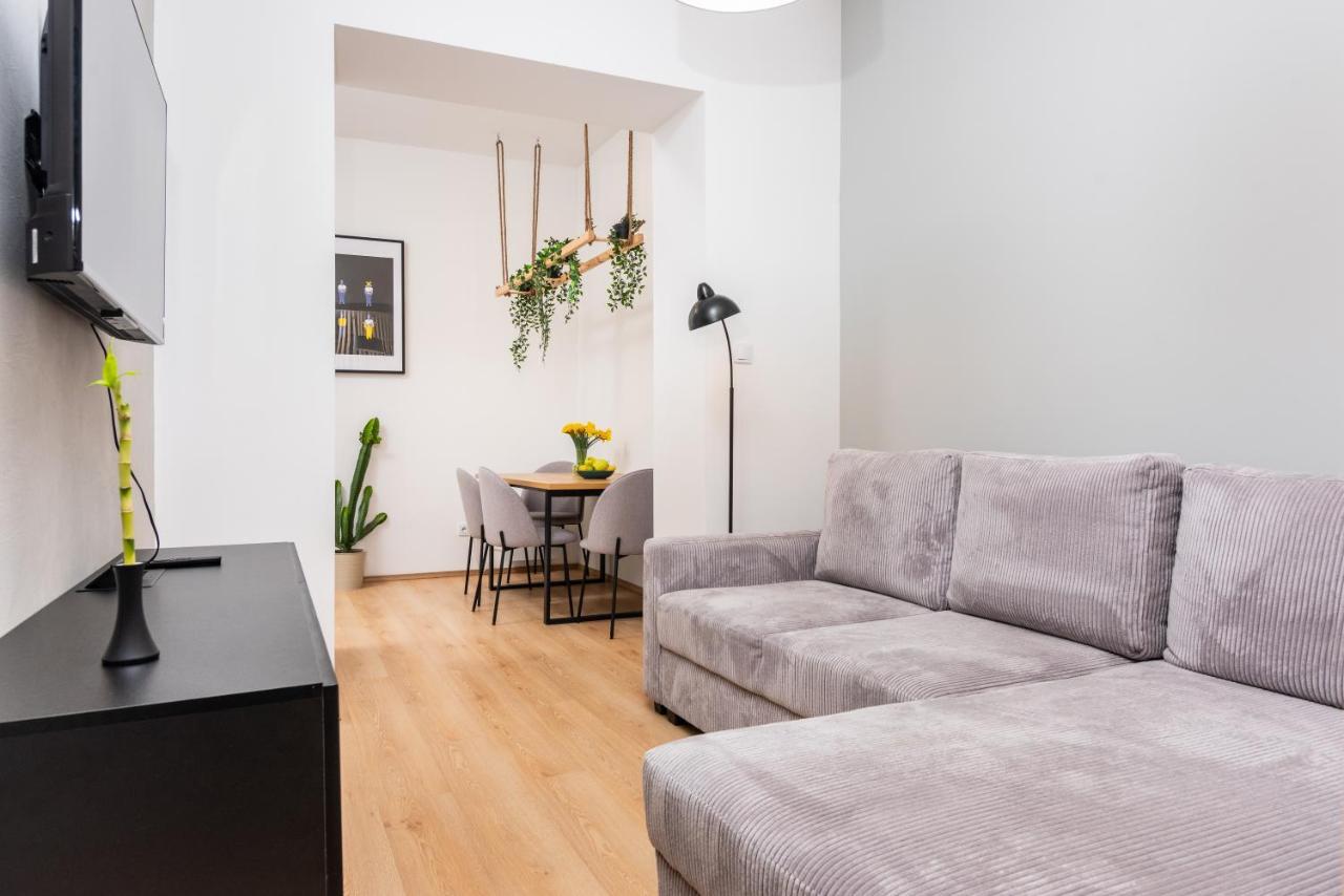 Modern Centrally Located - By Upstairs Apartment Krakau