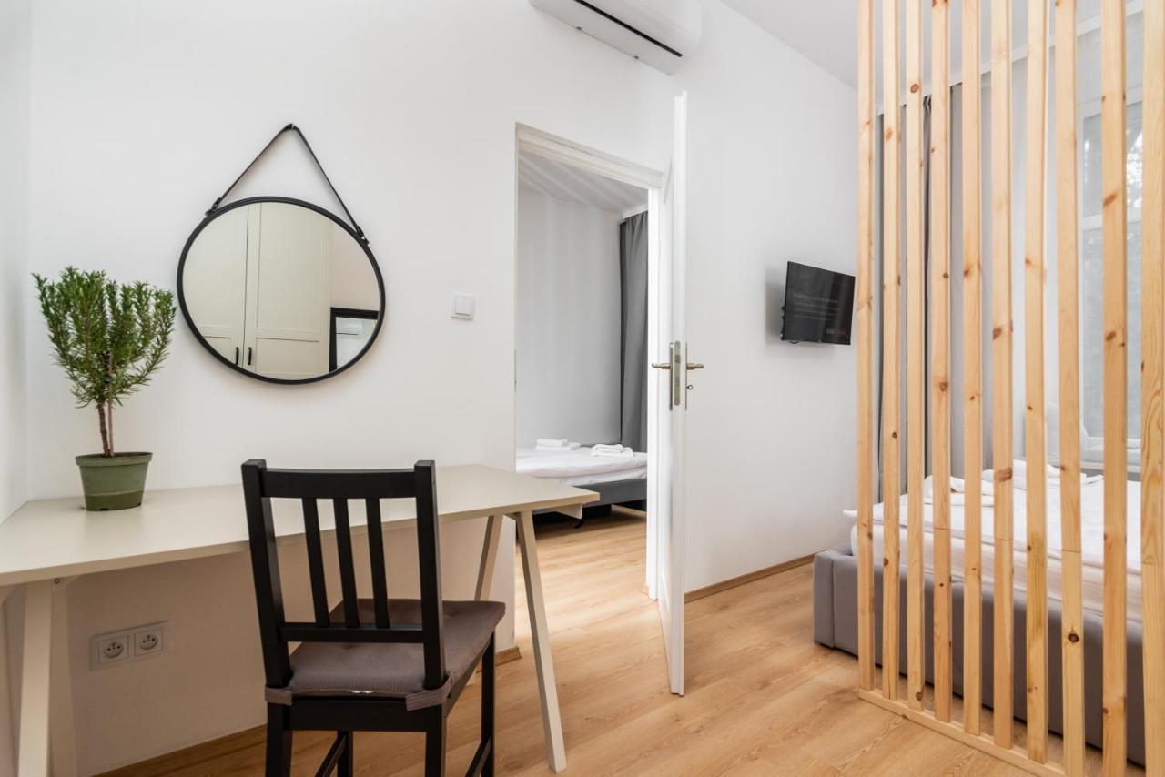 Modern Centrally Located - By Upstairs Apartmán
