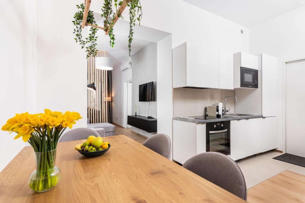 Modern Centrally Located - By Upstairs Apartmán