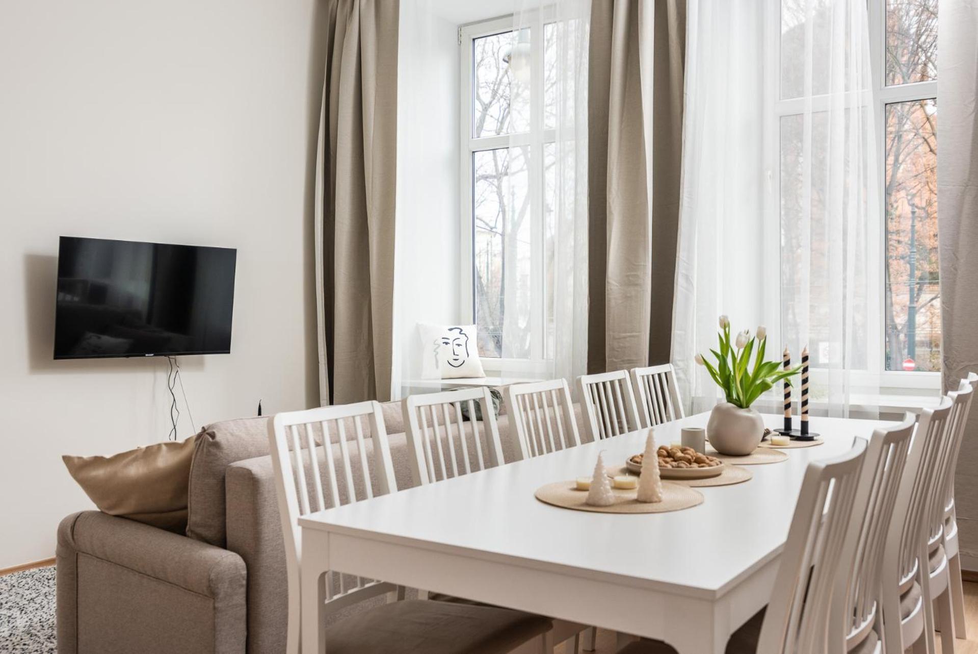 Modern Centrally Located - By Upstairs Krakov