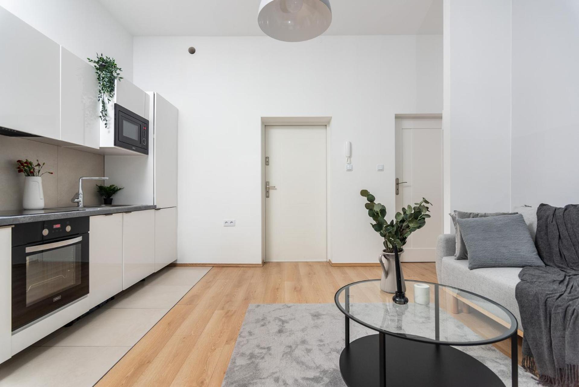 Modern Centrally Located - By Upstairs * Krakov