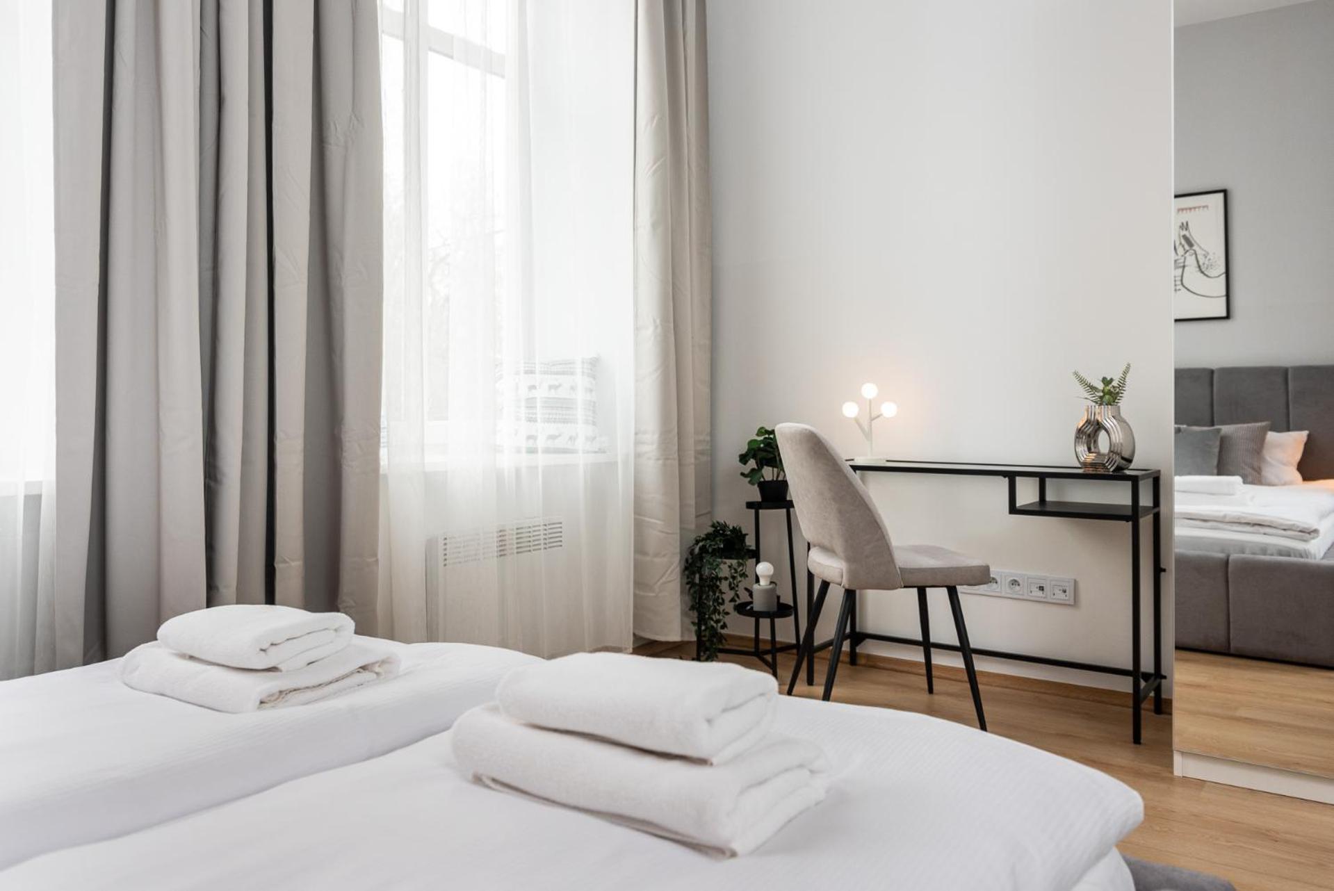 Modern Centrally Located - By Upstairs Apartmán
